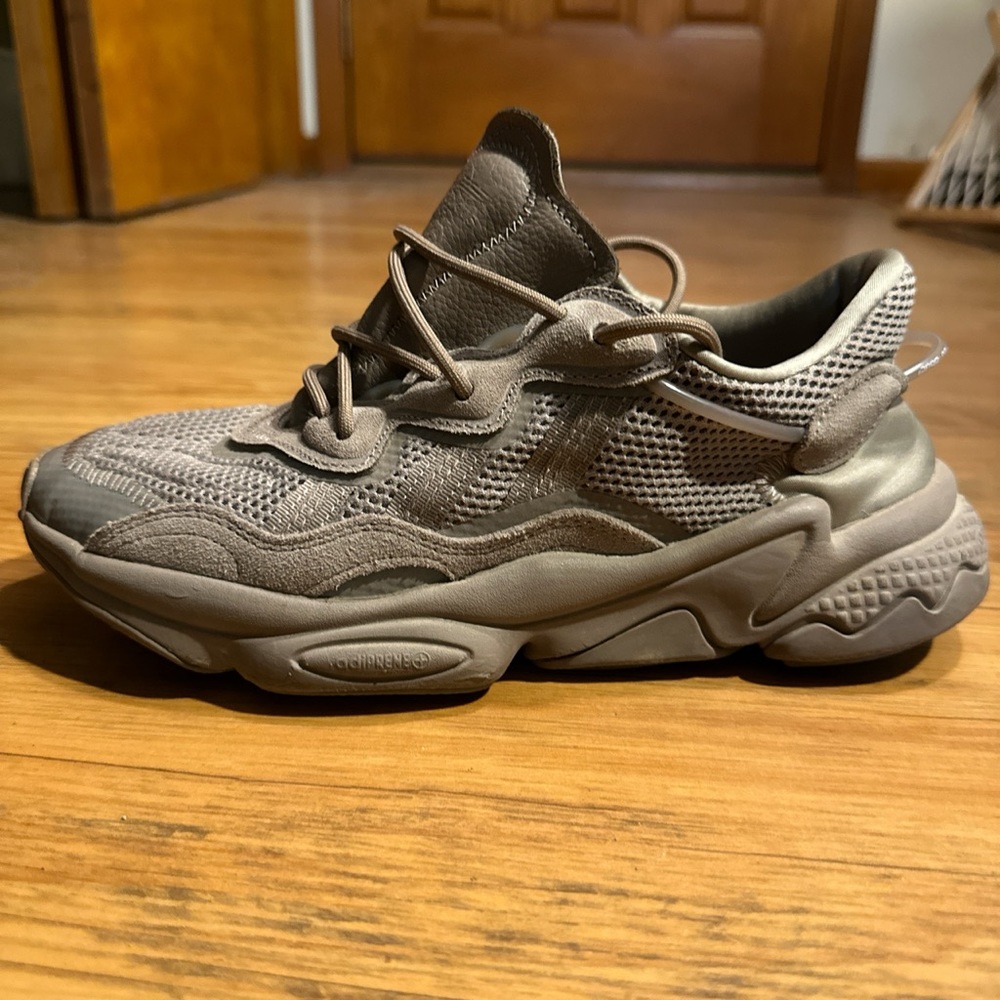 Adidas Women's Ozweego Sneakers 8.5